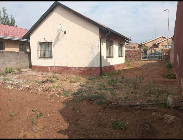 3 BEDROOM HOUSE FOR SALE IN DIEPKLOOF ZONE 3